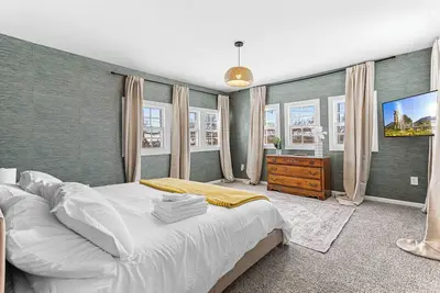 Image de Spacious group resort- hot tub, game room, 10 mins to downtown- family perfect!