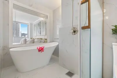 Image de Ocean View Penthouse, 1 block to Waikiki Beach! 2Rooms/2ba, Spa-style Bath!