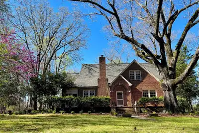 Image de Charming 1930's English cottage with historic ambiance on three private acres