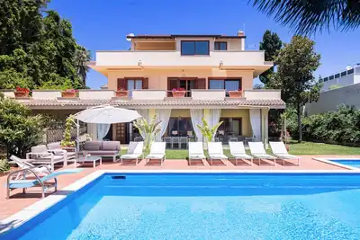 Image de Villa surrounded by greenery with private pool, ideal for families and friends
