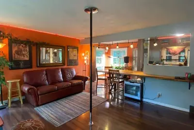 Image de Maple St. Eco Retreat-Free Daytime Ev Charging!