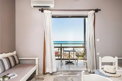 Image de Beachfront Two Bedroom Apartment with kitchenette. \nLia Bechfront Apartments