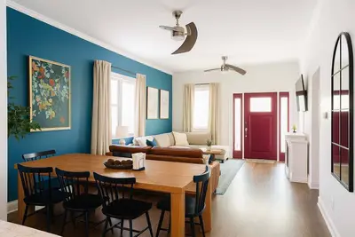 Image de Walk to Stadiums • Downtown Indy • 4br/3ba • Hot Tub • Game Room • Sleeps 13