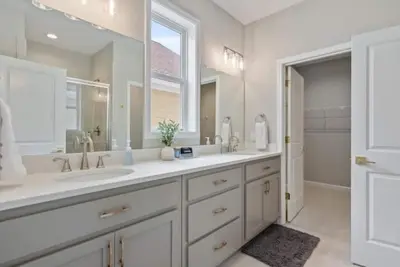 Image de New Gorgeous Home-Oxford Commons - 2 miles from Sq