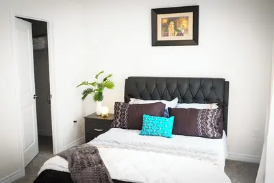 Image de Ravine lot Luxurious 3 plus 1 bedrooms sleeps 8 to 10, townhouse in Brampton On