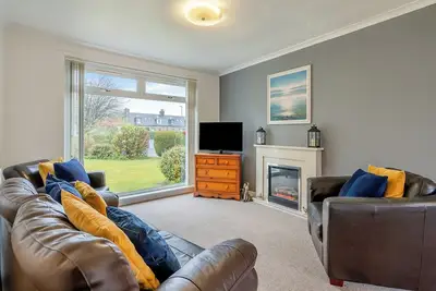 Image de A holiday in Lamlash promises a perfect blend of relaxation, adventure, and island charm.