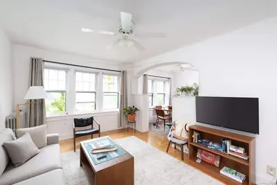 Image de Sunny East Side Vintage 2br Apartment