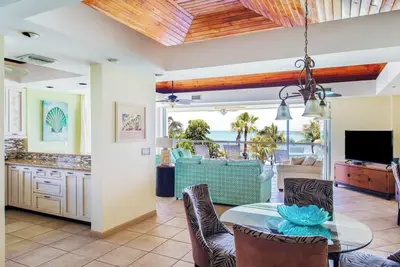 Image de New Listing: Stunning 2-Bedroom Oceanfront Penthouse Suite on Grace Bay Beach
