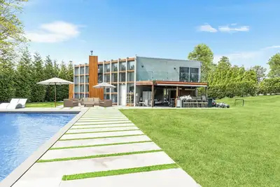 Image de Modern, resort-style retreat in the heart of Shinnecock Hills, luxurious. . .