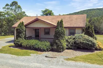 Image de Charming 2-bdrm house on Pine Creek in Gaines, Pa gym/Ac/hot tub/fire ring/wifi