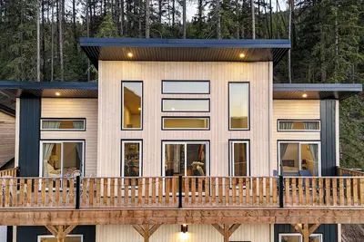 Image de The Crowsnest Mountain Lodge, ski in ski out/bike in bike out