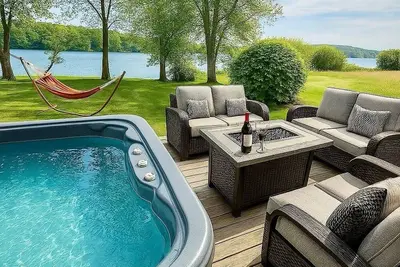 Image de Spacious Lakefront Home|Bikes|Hot Tub| Kayak|Group