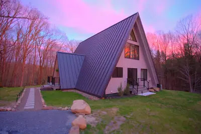 Image de Hudson Valley Luxury A-Frame Movie Theater~Arcade~Games-Hot Tub~Just 60-mi~Nyc.