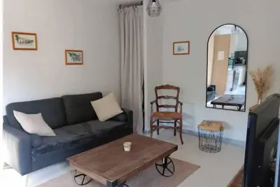 Image de Petite maison sur jardin arboré