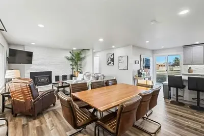 Image de 539) Massive 3 bedroom/Sleeps 10!