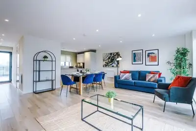 Image de Stunning Top-Floor 2br Free Parking & Stylish Stay