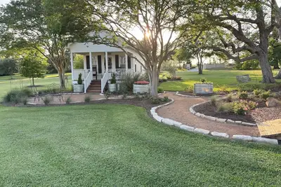 Image de Farmhouse Cottage on 50 Acres. Soaking Tub + Trails. Near Round Top