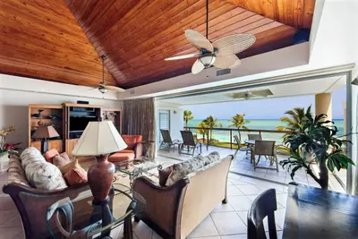 Image de New Listing: Stunning 2-Bedroom Oceanfront Penthouse Suite on Grace Bay Beach