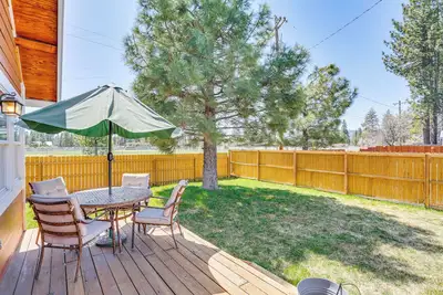 Image de < 1 Mi to Lake Almanor: Home w/ Furnished Decks!