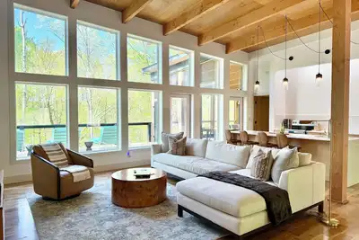 Image de The Hollow House - Modern affordable retreat w/ hot tub, trails & firepit!