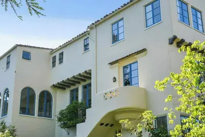 Image de Charming 1924 unit with garden, modern updates, and serene Berkeley views.