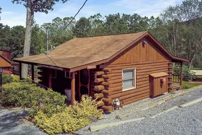 Image de Cozy 1-bedroom cabin with Ac, romantic gas fireplace & private porch with swing