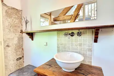 Image de Spacious Burgundy Farmhouse Getaway | Vineyards, Firelight & Family Dinners