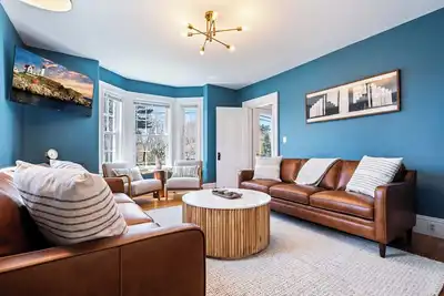 Image de Modern Apartment - 20 Mins to Portland, Deck, Grill & Firepit, King Bed, DogsOK