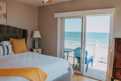 Image de Beachfront Bungalow - Fire Pit - Private Balcony