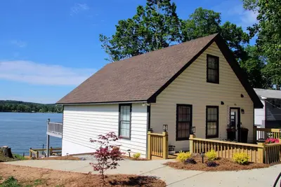 Image de Lakefront Getaway | Sleeps 8+ | Private Pier & Hot Tub