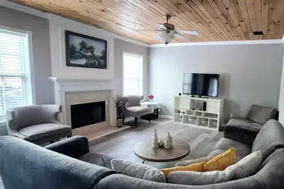 Image de Cozy 5-bedroom Home with Spacious Deck