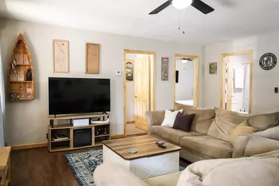 Image de Charming 2-bedroom apartment on Main Street 1 mile from Jacks Fork River