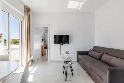 Image de Apartment with Ac and Balcony | Golem
