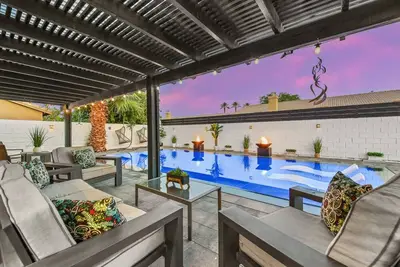 Image de New Modern Desert Oasis Home w\/Zero Edge Pool & Spa