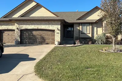 Image de Beautiful 4 Bedroom 3 bath home in nice Eastside neighborhood and Lots of extras