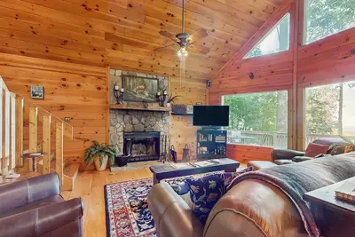 Image de Inviting forest cabin with pool access & picture windows