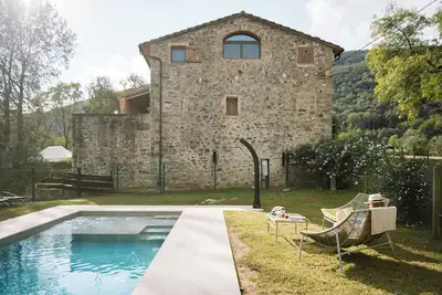 Image de Maison de vacances 'Lledoner' avec vue sur les montagnes, piscine partagée et Wi-Fi
