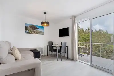 Image de Appartement de vacances 'Dream with Forest Views' avec vue sur la mer, piscine partagée et Wi-Fi