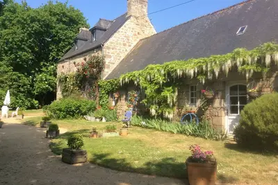 Image de Maison de vacances 'Entre Terre Et Mer Maison De Charme' avec terrasse privée, jardin et balcon