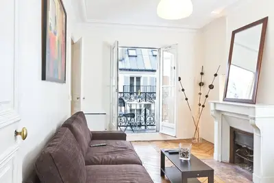 Image de BnBNook - Elegant 1br with Balcony Near Notre-Dame