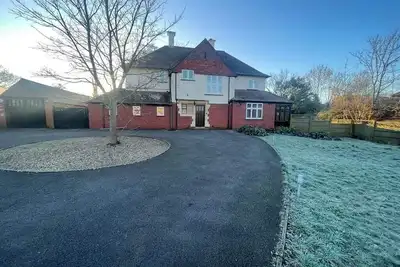 Image de 6 Bed-Sleeps 10-Gym-HotTub-Garden-Parking