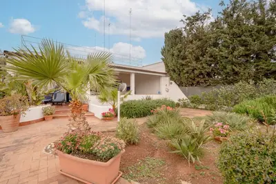 GuestHost - Villa near the Sea with Garden & Parking