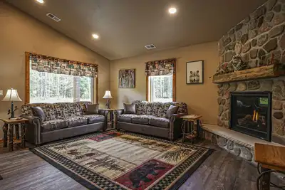 Image de Contemporary dog-friendly cabins with hot tub, fireplaces, patios, & game room