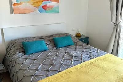 Image de Room with private bathroom located inside a large apartment fo 2 or 3 people
