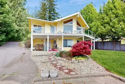 Image de Private Waterfront Living with Pnw Charm & Outdoor Adventure