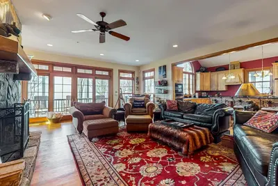 Image de Sprawling family retreat with hot tub, fireplace and mountain views