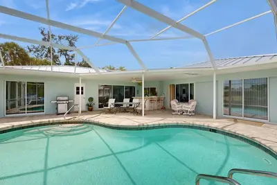 Image de Waterfront home with pool, dock accessible to Gulf, dog friendly with Ac & Wd