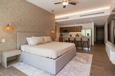Image de Chic getaway with pool, near the beach, close to shops, dining and nightlife