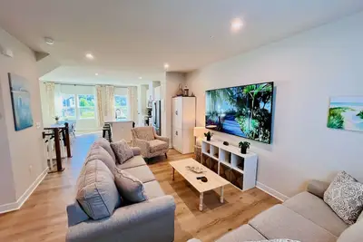 Image de Luxury townhome w/pool & clubhouse access, community dock, kitchen & free WiFi