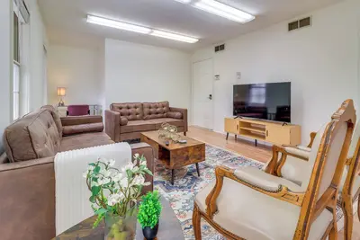 Image de 7 Mi to Downtown Toledo & Riverfront: Cozy Apt!